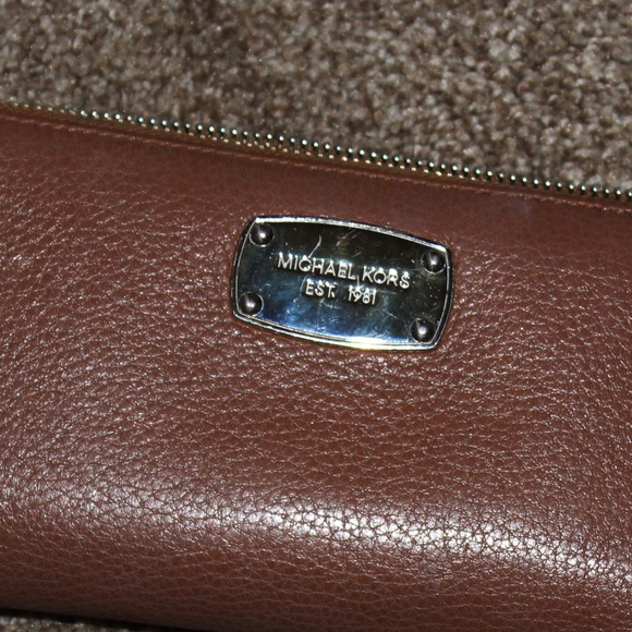 Michael Kors wallet with wrist strap - Picture 3 of 3